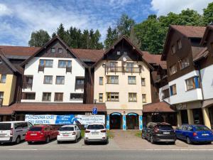 un gruppo di auto parcheggiate davanti a un edificio di Horský apartmán ROKY - Krkonoše a Rokytnice nad Jizerou