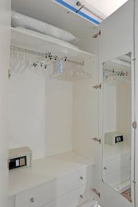 ガリポリにあるB&B Contemoroのバスルーム(白いキャビネット、ガラス張りのシャワー付)