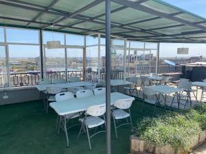 eine Gruppe von Tischen und Stühlen auf einem Dach in der Unterkunft Andyhill Studio Apartment -Tsavo Embakasi Near Sgr in Nairobi