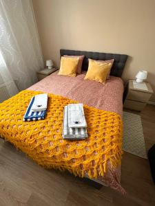 Postel nebo postele na pokoji v ubytování Cozy centre apartament Kuopio