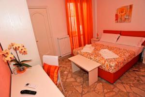 ガリポリにあるB&B Contemoroの小さなベッドルーム(ベッド1台、テーブル付)