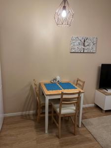TV a/nebo společenská místnost v ubytování Cozy centre apartament Kuopio