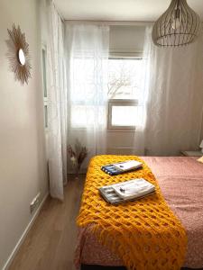 Postel nebo postele na pokoji v ubytování Cozy centre apartament Kuopio