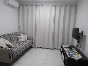 Een TV en/of entertainmentcenter bij Apartamento com 2 quartos para 5 hóspedes - Recanto do Cardeal - Praia de Bombas-Bombinhas
