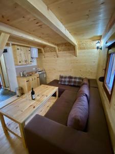 een kamer met een bank en een tafel in een hut bij BB CHALET in Kolašin