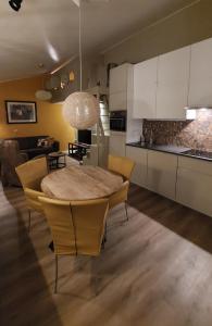 een keuken en eetkamer met een tafel en stoelen bij Vakantiehuis Amber in Simpelveld