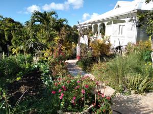 大博格Résidence rose Cannelle的花房前的花园