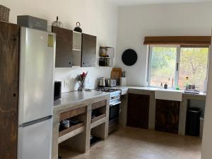 Una cocina o kitchenette en Birdsong Kruger