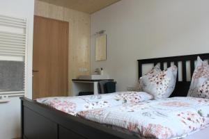 Postel nebo postele na pokoji v ubytování Bergreich Appartement 4 + 31 fotografií