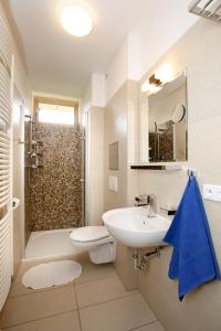 uma casa de banho com um lavatório, um WC e um chuveiro em Apartmán Perník Kvilda em Kvilda