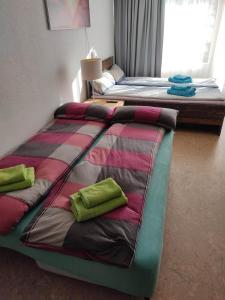 2 bedden in een hotelkamer met een nachtrok bij Ferienapartment "Alois" in Sankt Englmar in Sankt Englmar