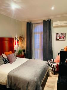 1 dormitorio con cama y ventana en Casa Pepita Gutiérrez en Sevilla