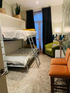 una habitación con dos literas y un sofá en Casa Pepita Gutiérrez, en Sevilla