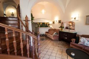 - un salon avec un escalier et un canapé dans l'établissement Flyns, à Görlitz