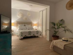um quarto com uma cama e uma televisão em Precioso apartamento en una villa con piscina en Cumbre del Sol Moraira Benitachell em Cumbre del Sol