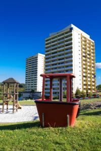 una piccola barca sull'erba di fronte a un edificio di App 510 Panoramic Hohegeiß mit Fernblick a Braunlage