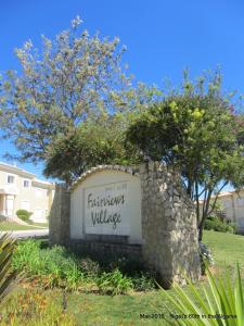 una señal para un pueblo fuente en un patio en Fairviews Villa on Boavista Golf Resort, en Lagos