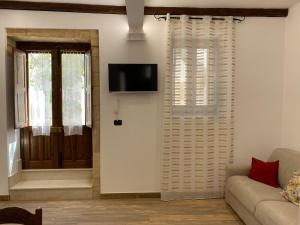 salon z kanapą i oknem w obiekcie Appartamenti Vittoria w Syrakuzach