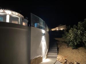 um conjunto de escadas que levam a uma casa à noite em Precioso apartamento en una villa con piscina en Cumbre del Sol Moraira Benitachell em Cumbre del Sol