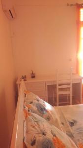1 dormitorio con 1 cama, escritorio y mesa en Résidence rose Cannelle, en Grand-Bourg