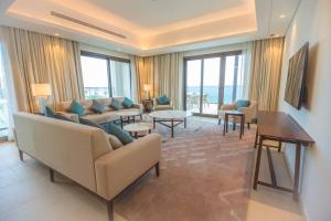 אזור ישיבה ב-Luxurious 5 Bedroom Apartment - Full Ocean view