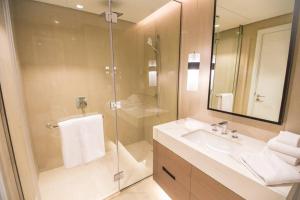 Kylpyhuone majoituspaikassa Luxurious 5 Bedroom Apartment - Full Ocean view
