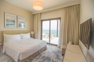 Luxurious 5 Bedroom Apartment - Full Ocean viewにあるベッド