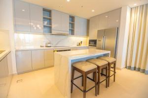 Nhà bếp/bếp nhỏ tại Luxurious 5 Bedroom Apartment - Full Ocean view