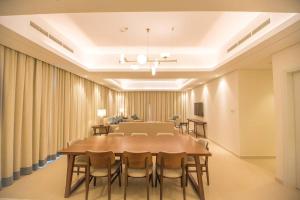 Imagen de la galería de Luxurious 5 Bedroom Apartment - Full Ocean view, en Al Aqah