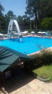 una gran piscina azul con un tobogán en Apartamento con entrada independiente y jardín, en Punta del Este
