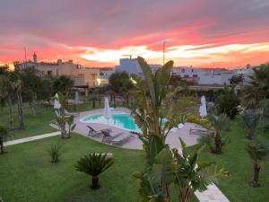 - Vistas a la piscina de un complejo con puesta de sol en Masseria Prontera with Pool, en Giuliano