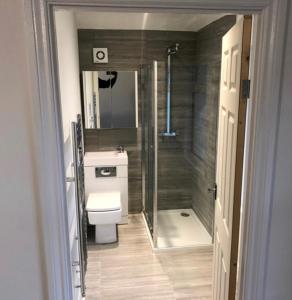 a bathroom with a shower and a toilet and a sink at Beautiful 5 Bedrooms house, free parking & Wifi Corporate, Contractors, Family relocation, CONTACT US FOR LONG TERM RATE in Dartford