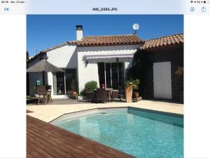 Bazén v ubytování La Villa Des Cigales nebo v jeho okolí + 17 fotografií