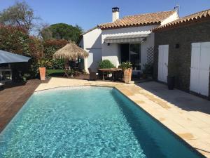 Bazén v ubytování La Villa Des Cigales nebo v jeho okolí