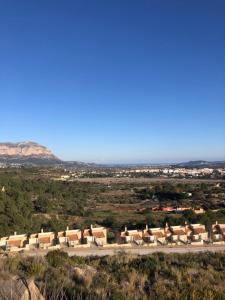 ガータ・デ・ゴルゴスにあるVilla Costa Blancaの山を背景にした畑の一群