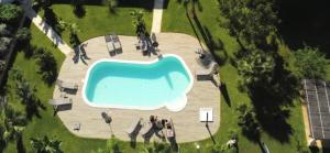 una vista aérea de una piscina en un parque en Masseria Prontera with Pool, en Giuliano