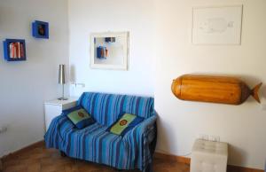 un soggiorno con divano blu e 2 cuscini di Blulatte a Valledoria