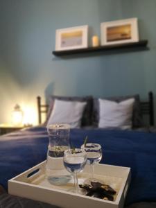 bandeja con 2 copas de vino encima de la cama en Apartament Mariacka en Nysa
