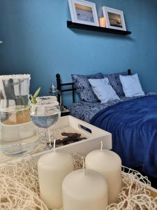 Habitación con cama y mesa con velas en Apartament Mariacka, en Nysa