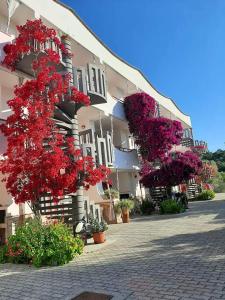 un edificio con fiori rossi sul lato di Residence Jolly a Peschici