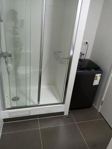 a shower with a glass door in a bathroom at Departamento full a pasos de la playa in Viña del Mar