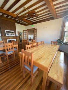 uma sala de jantar com uma mesa de madeira e cadeiras em Hostal La Cofa em Viña del Mar