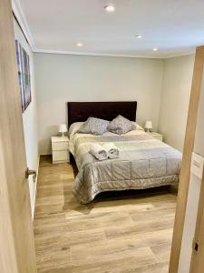a bedroom with a bed and a wooden floor at Chalet Medina del Campo entrepinares in El Campillo