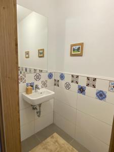 a bathroom with a sink and a mirror at Moderne Kaminstube in Ramsau am Dachstein