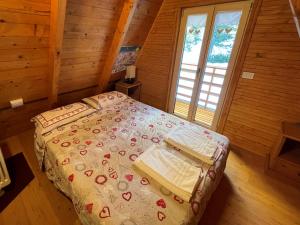 um quarto com uma cama num quarto de madeira em Chalet Biancaneve - Alpe Cermis Cavalese em Cavalese