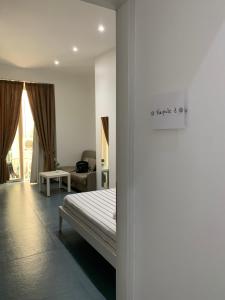 een slaapkamer met een bed en een woonkamer bij Mascalzone latino luxury rooms in Napels