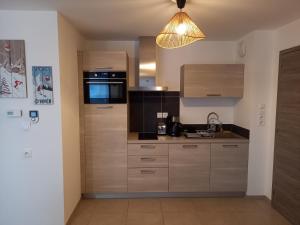 Majoituspaikan Appartement Les Vallons au pied des pistes keittiö tai keittotila