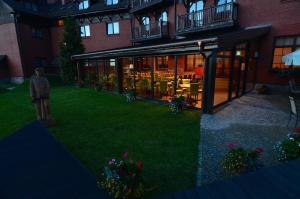 Vonkajšia záhrada v ubytovaní Hotel Żubrówka Spa & Wellness