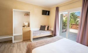 蘇塞加納的住宿－Locanda GIOVI CA' DI PONTE，一间卧室设有一张床和一个滑动玻璃门