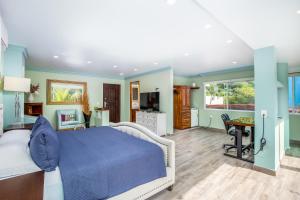 Ένα ή περισσότερα κρεβάτια σε δωμάτιο στο Puerto Vallarta South Shore Luxury Suites,